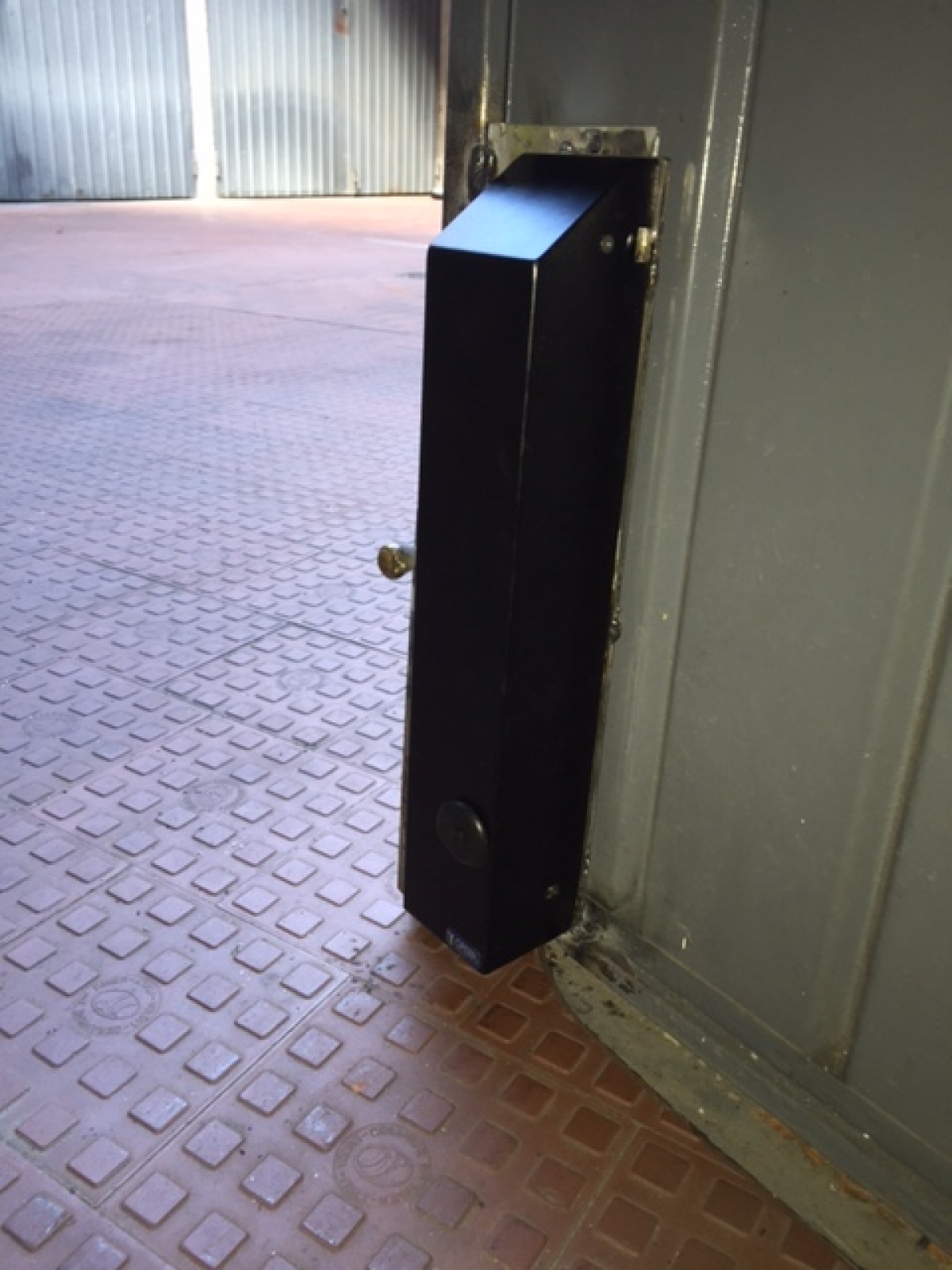 Chiusura elettronica di sicurezza per porta garage